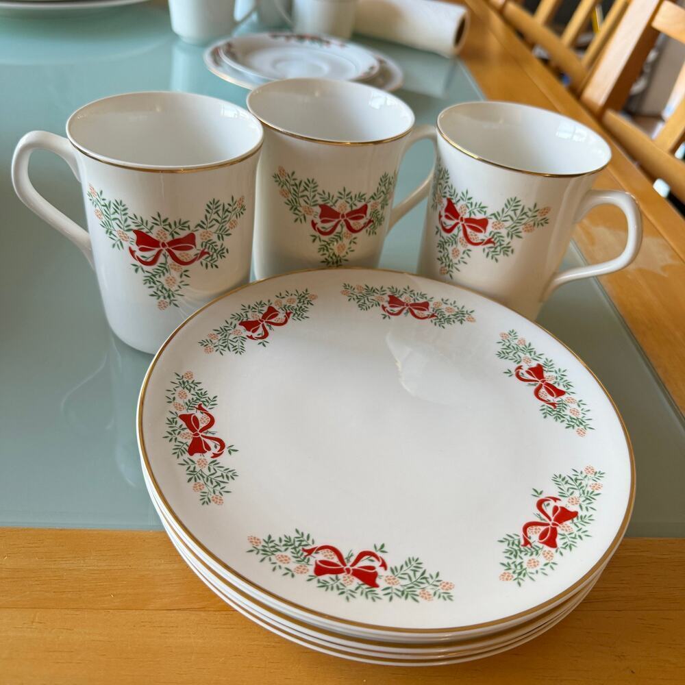 Christmas Holiday Tudor Rose Bone China Festive Season Made in England, 8 Pieces